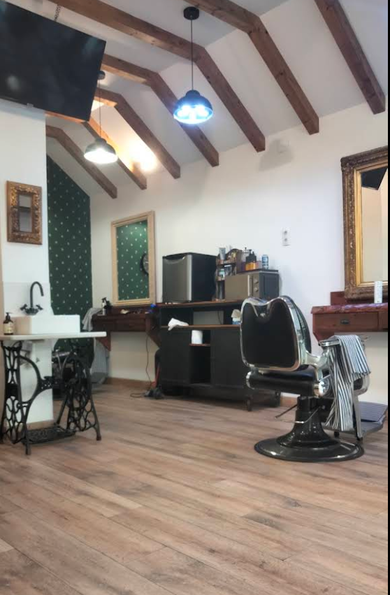 Interior de Kings Barber: sillones de barbero, espejos y ambiente cuidado.