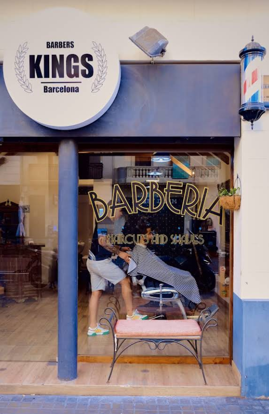 Fachada de Kings Barber en Bilbao con su rótulo a pie de calle.